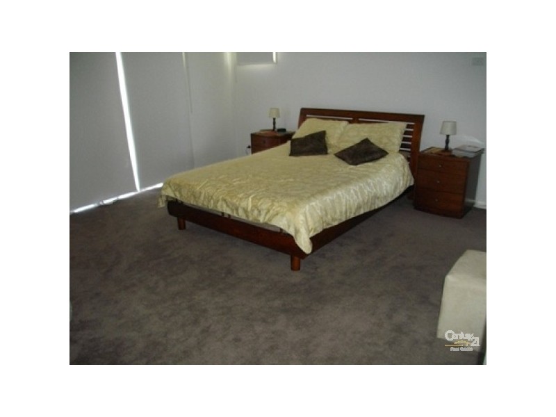 4 MONTCLAIR STREET, Sanctuary Lakes VIC 3030