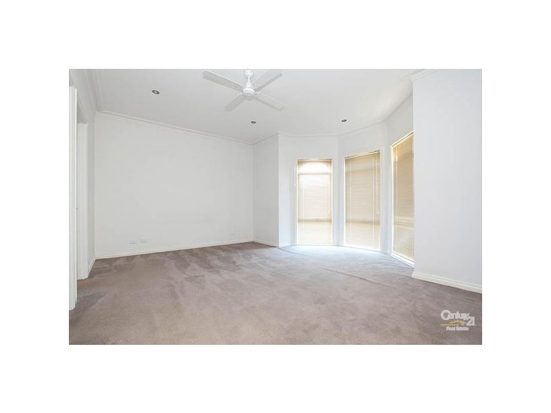 8 SOMMERSBY ROAD, Point Cook VIC 3030