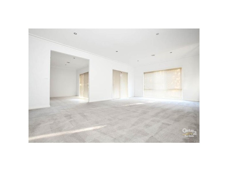 8 SOMMERSBY ROAD, Point Cook VIC 3030