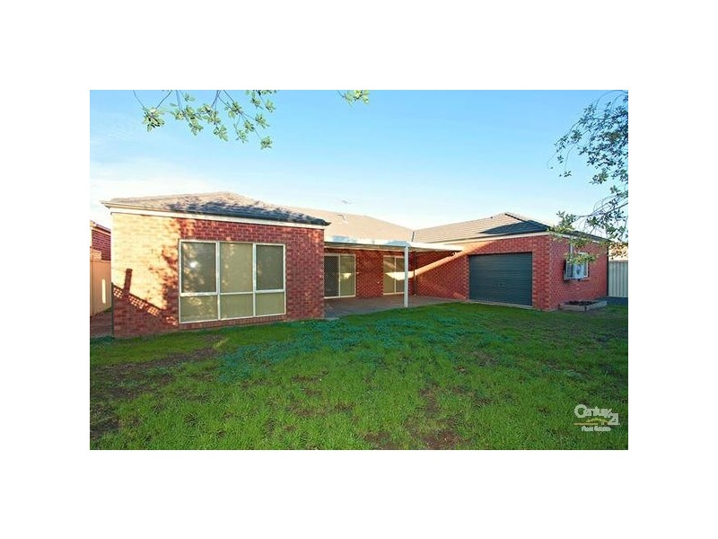 8 SOMMERSBY ROAD, Point Cook VIC 3030