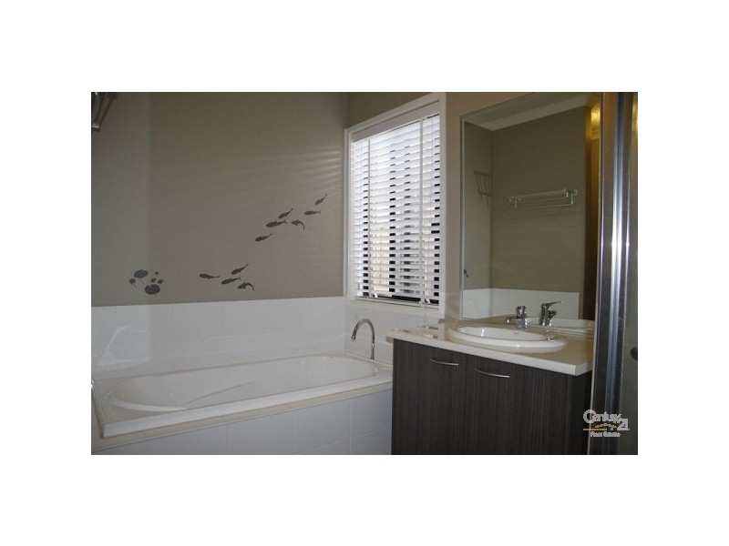 8 Malibu Blv, Point Cook VIC 3030