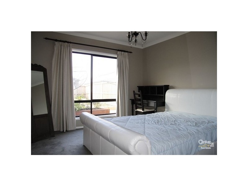 8 Malibu Blv, Point Cook VIC 3030