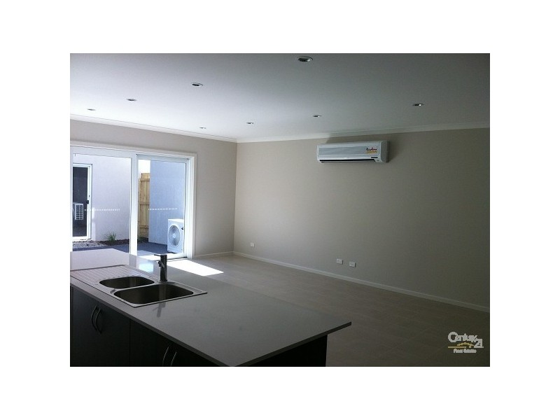 4 WHITETOP CRS, Point Cook VIC 3030