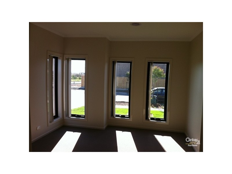 16 Royal Circuit, Point Cook VIC 3030