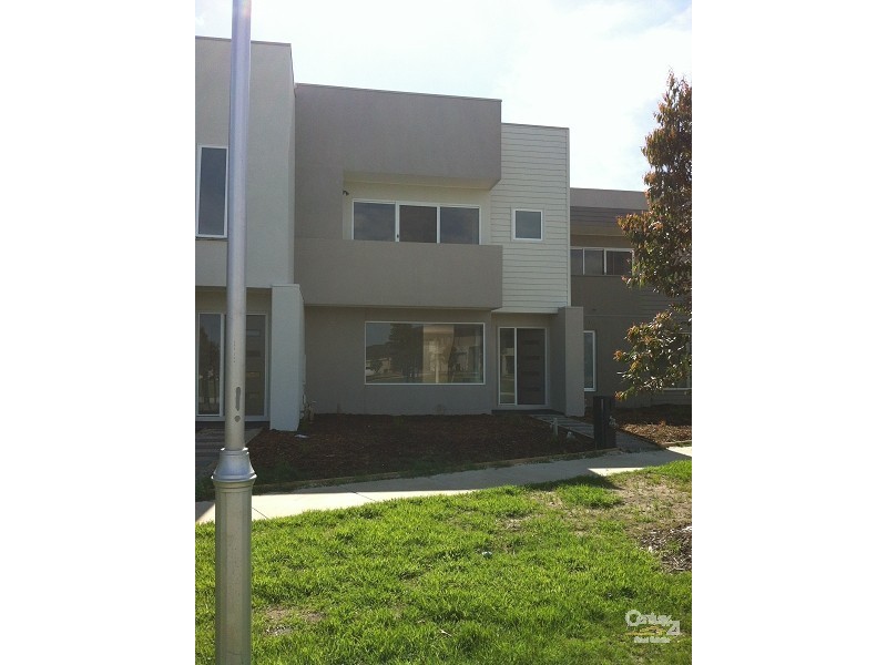 16 WHITETOP CRESCENT, Point Cook VIC 3030