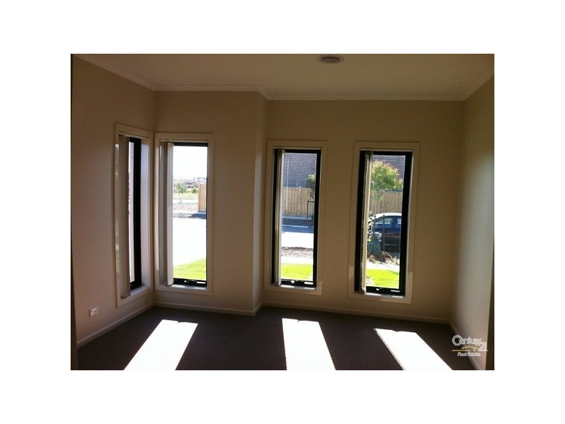 16 Royal Circuit, Point Cook VIC 3030