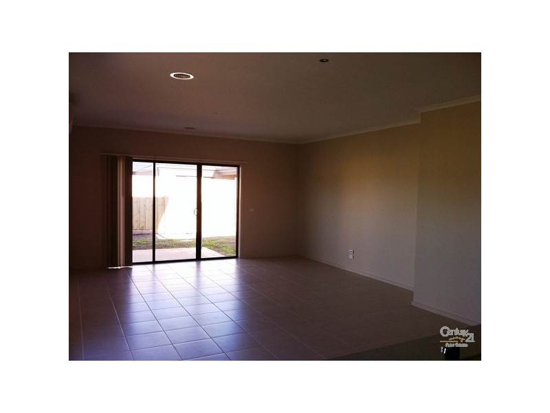 16 Royal Circuit, Point Cook VIC 3030