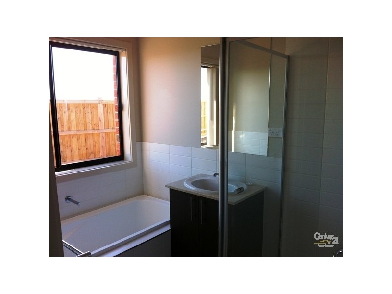 16 Royal Circuit, Point Cook VIC 3030