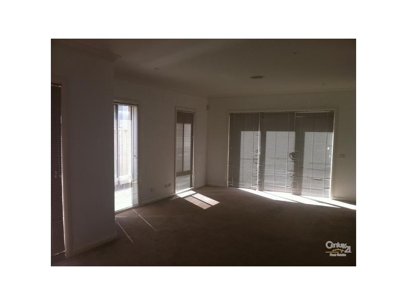 16 MONTCLAIR STREET, Sanctuary Lakes VIC 3030