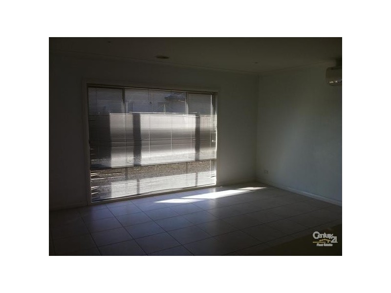 16 MONTCLAIR STREET, Sanctuary Lakes VIC 3030