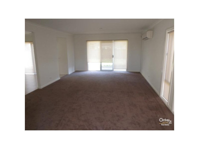 4 MONTCLAIR STREET, Sanctuary Lakes VIC 3030