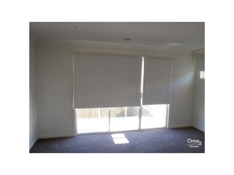 4 MONTCLAIR STREET, Sanctuary Lakes VIC 3030