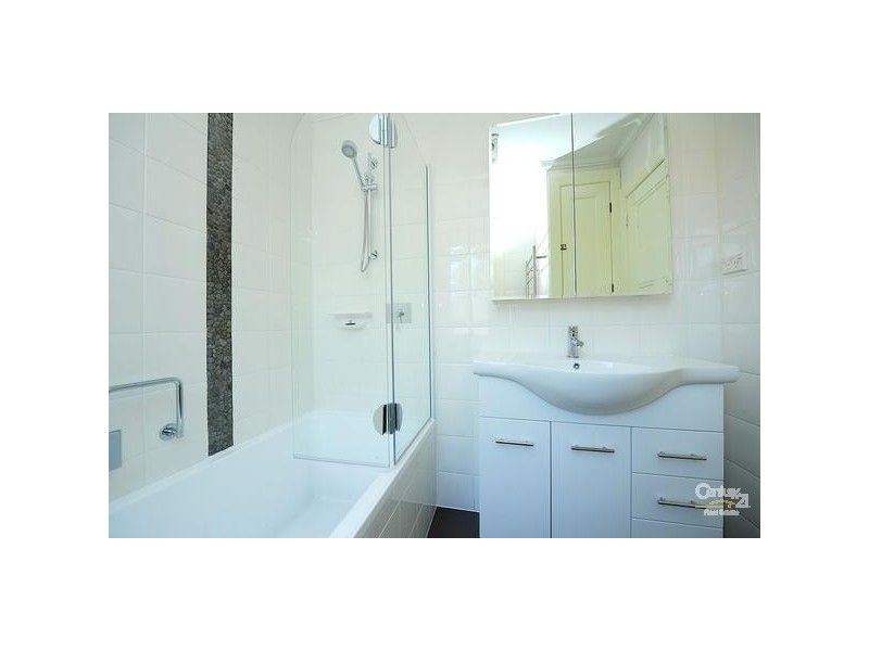 16 HOME ROAD, Newport VIC 3015