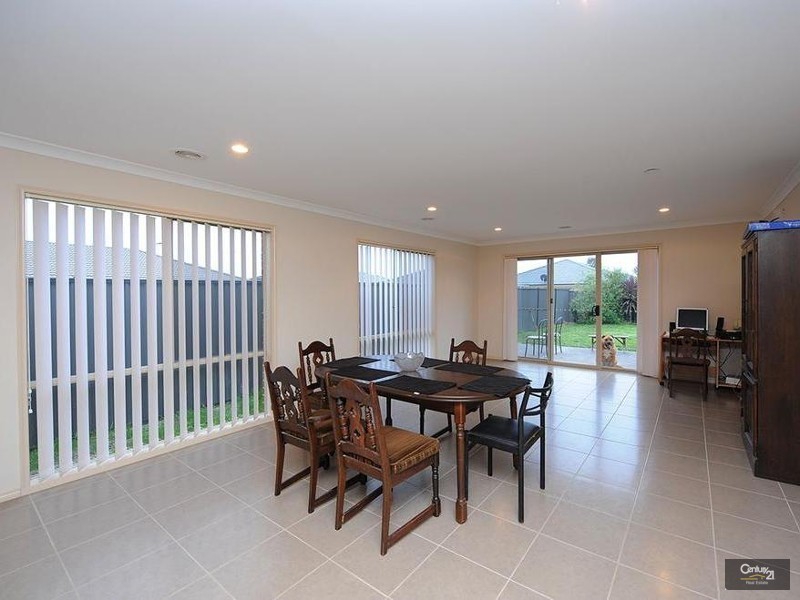 17 Coombes Court, Point Cook VIC 3030