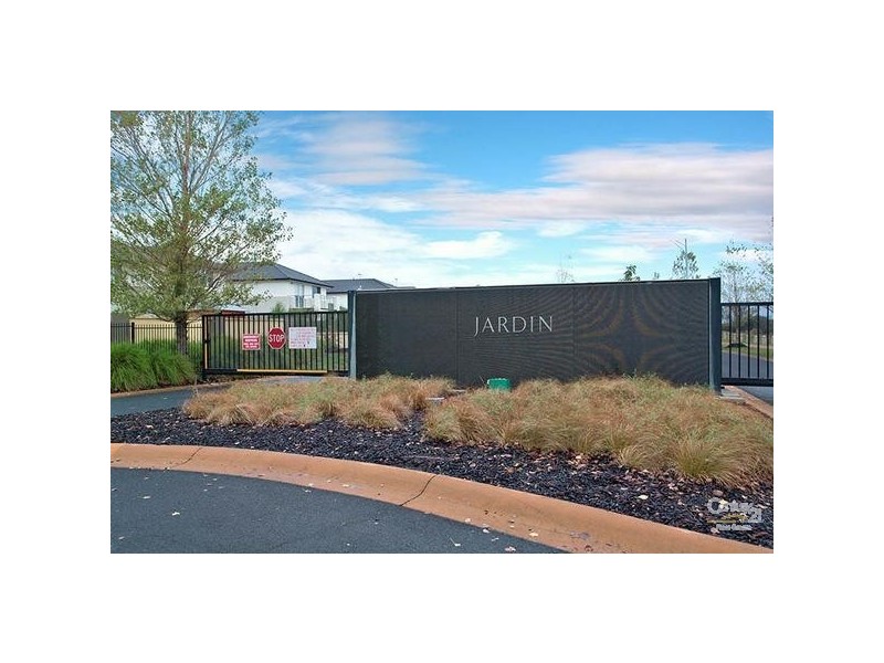 4 Montclair Street, Sanctuary Lakes VIC 3030