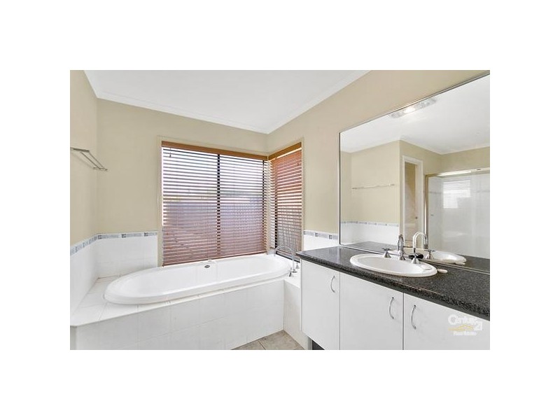 11 WHISTLER  CRS, Point Cook VIC 3030