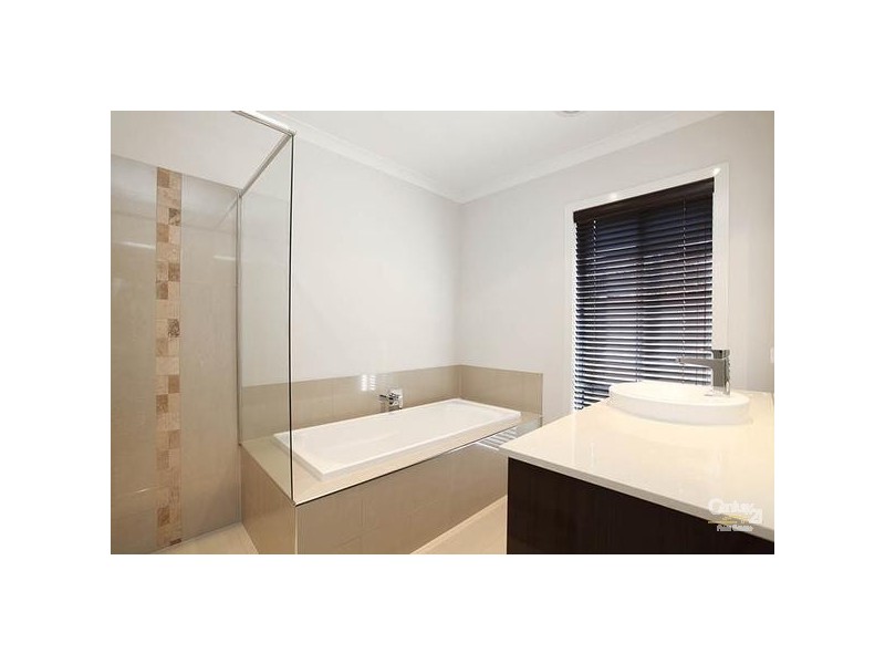 9 LINDHOLME WAY, Williams Landing VIC 3027