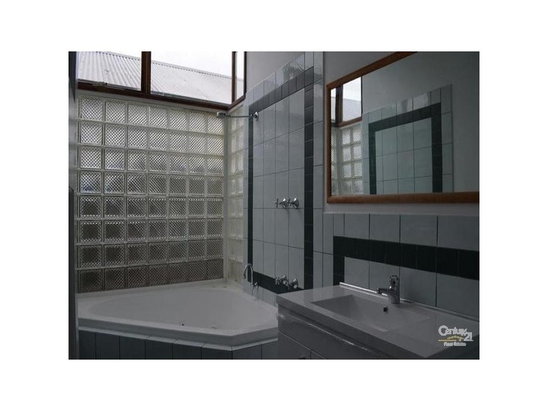 130 CORONATION STREET, Kingsville VIC 3012