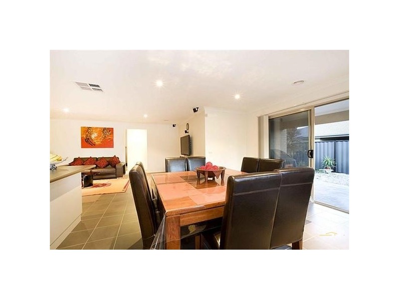 11 HEMLOCK CRS, Point Cook VIC 3030