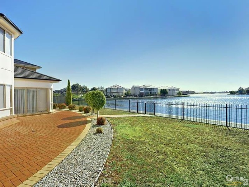 2 WATERFORD COURT, Sanctuary Lakes VIC 3030