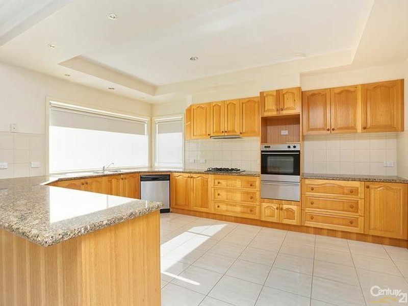 2 WATERFORD COURT, Sanctuary Lakes VIC 3030