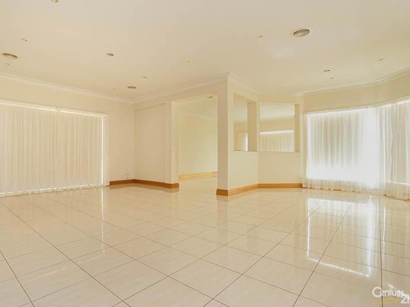 2 WATERFORD COURT, Sanctuary Lakes VIC 3030