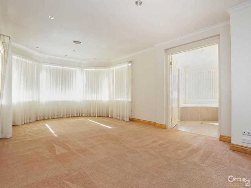 2 WATERFORD COURT, Sanctuary Lakes VIC 3030