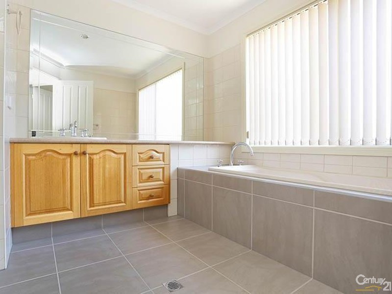 2 WATERFORD COURT, Sanctuary Lakes VIC 3030