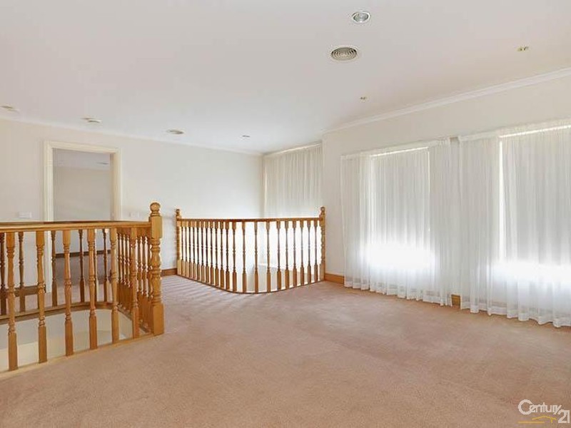 2 WATERFORD COURT, Sanctuary Lakes VIC 3030