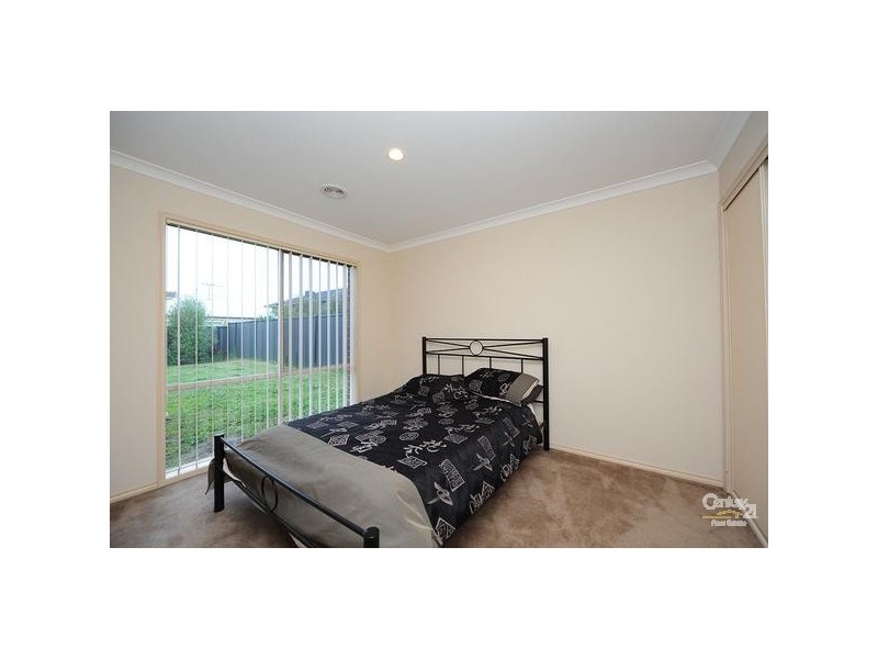 17 COOMBES CRT, Point Cook VIC 3030