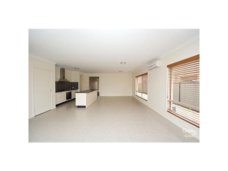 8 Beaurepaire Drive, Point Cook VIC 3030