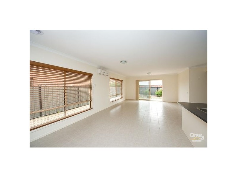 8 Beaurepaire Drive, Point Cook VIC 3030