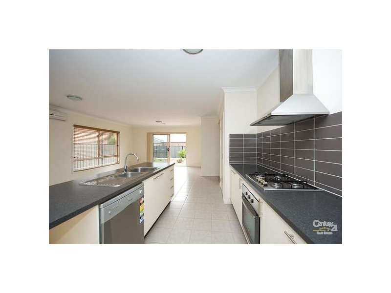 8 Beaurepaire Drive, Point Cook VIC 3030