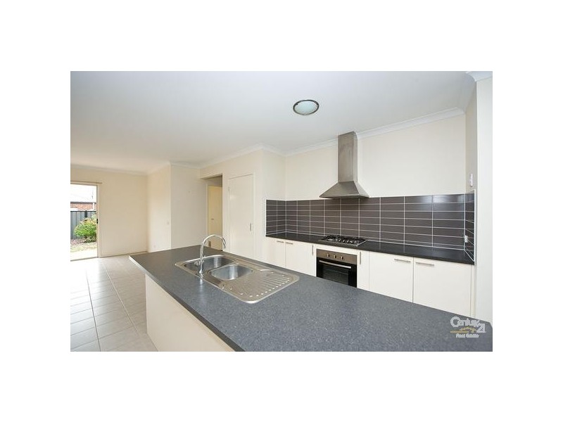 8 Beaurepaire Drive, Point Cook VIC 3030