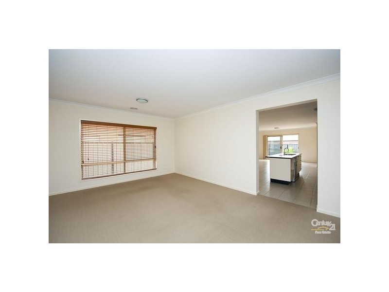 8 Beaurepaire Drive, Point Cook VIC 3030