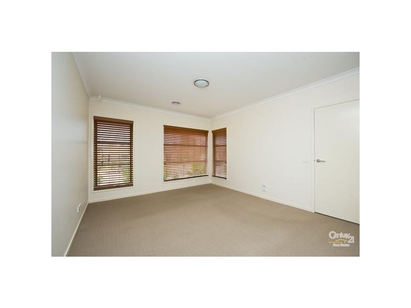 8 Beaurepaire Drive, Point Cook VIC 3030