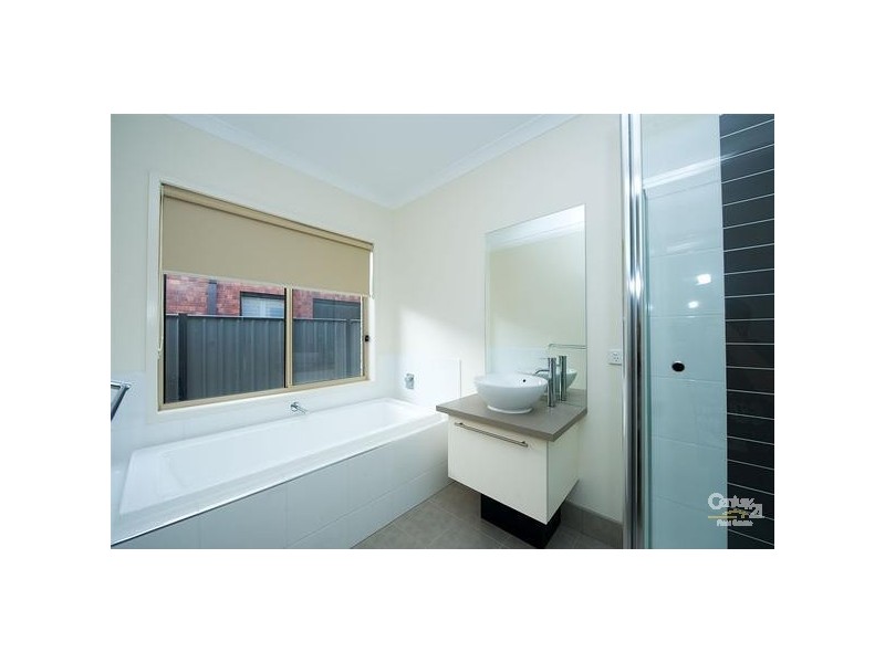 8 Beaurepaire Drive, Point Cook VIC 3030