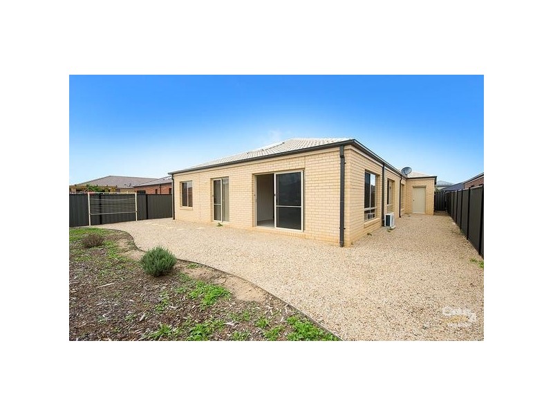 8 Beaurepaire Drive, Point Cook VIC 3030