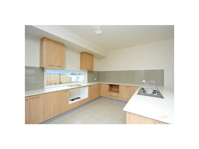 13 SEAVIEW POINT, Sanctuary Lakes VIC 3030