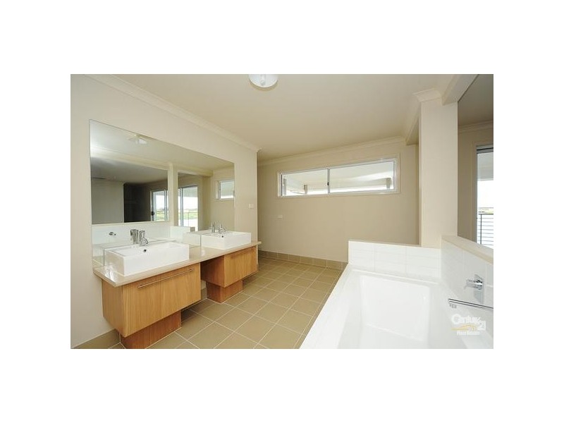 13 SEAVIEW POINT, Sanctuary Lakes VIC 3030
