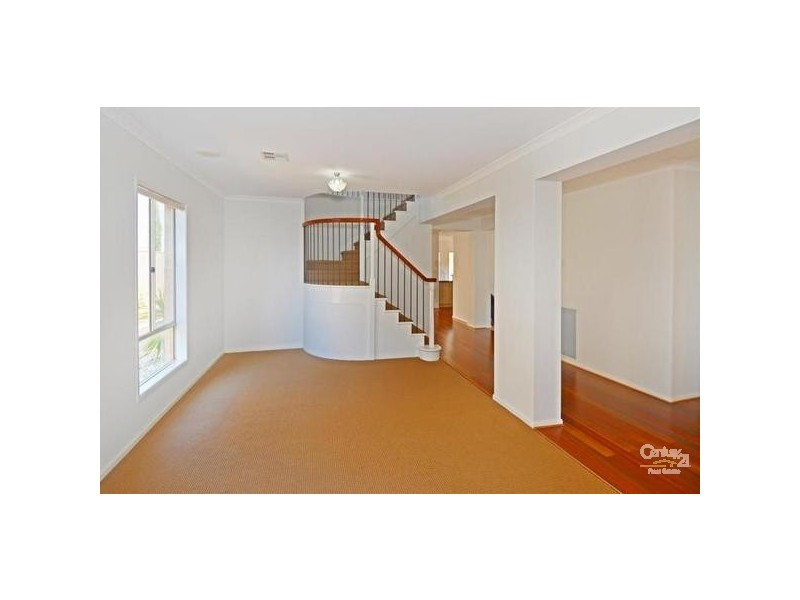 10 BLOOMINGDALE COURT, Sanctuary Lakes VIC 3030