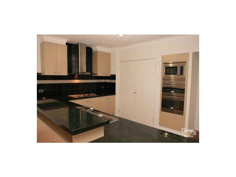 10 BLOOMINGDALE COURT, Sanctuary Lakes VIC 3030