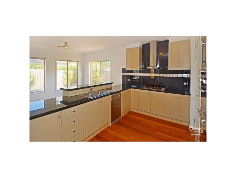 10 BLOOMINGDALE COURT, Sanctuary Lakes VIC 3030