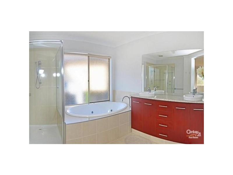 10 BLOOMINGDALE COURT, Sanctuary Lakes VIC 3030