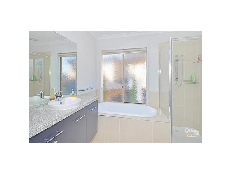 10 BLOOMINGDALE COURT, Sanctuary Lakes VIC 3030