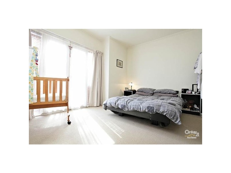 77 JOHN LISTON, Newport VIC 3015