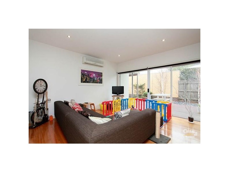 2/98 BLACKSHAWS ROAD, Newport VIC 3015