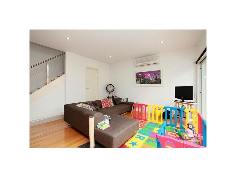 2/98 BLACKSHAWS ROAD, Newport VIC 3015