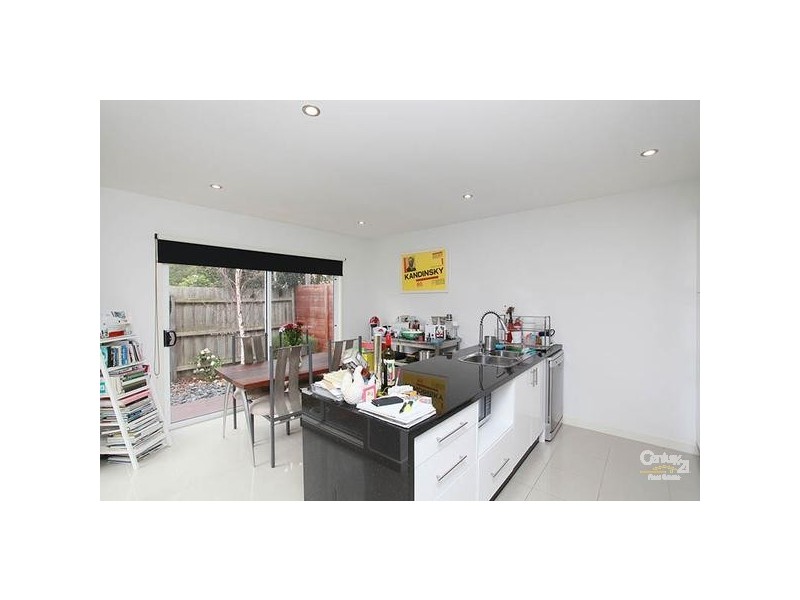 2/98 BLACKSHAWS ROAD, Newport VIC 3015