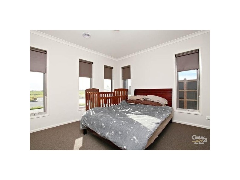 15 MARTABAN CRS, Point Cook VIC 3030